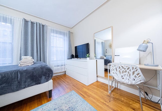 328 E 74th St in New York, NY - Building Photo - Building Photo