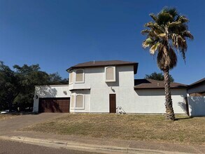 9810 Spindrift Dr in Laredo, TX - Building Photo - Building Photo