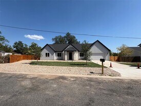 304 W Allen St in Kyle, TX - Building Photo