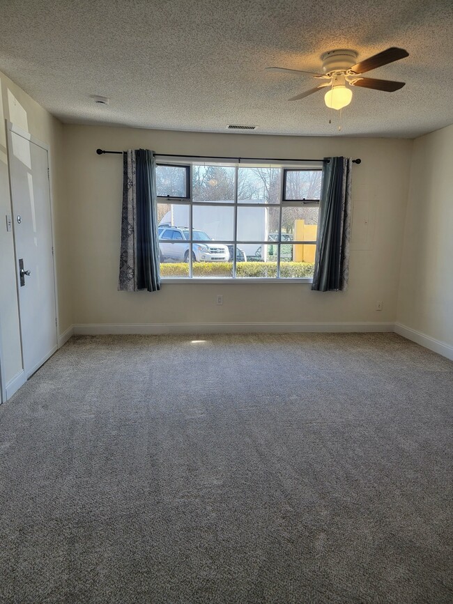 2047 Jason Dr, Unit A in Huntingdon Valley, PA - Foto de edificio - Building Photo