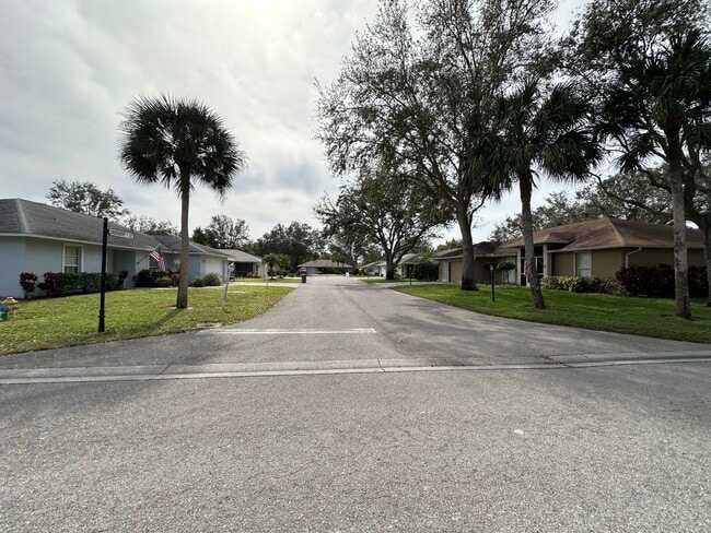 12243 Londonderry Ln in Bonita Springs, FL - Building Photo - Building Photo