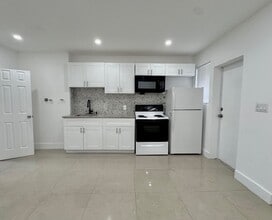 724 NW 3rd Ct in Hallandale Beach, FL - Foto de edificio - Building Photo