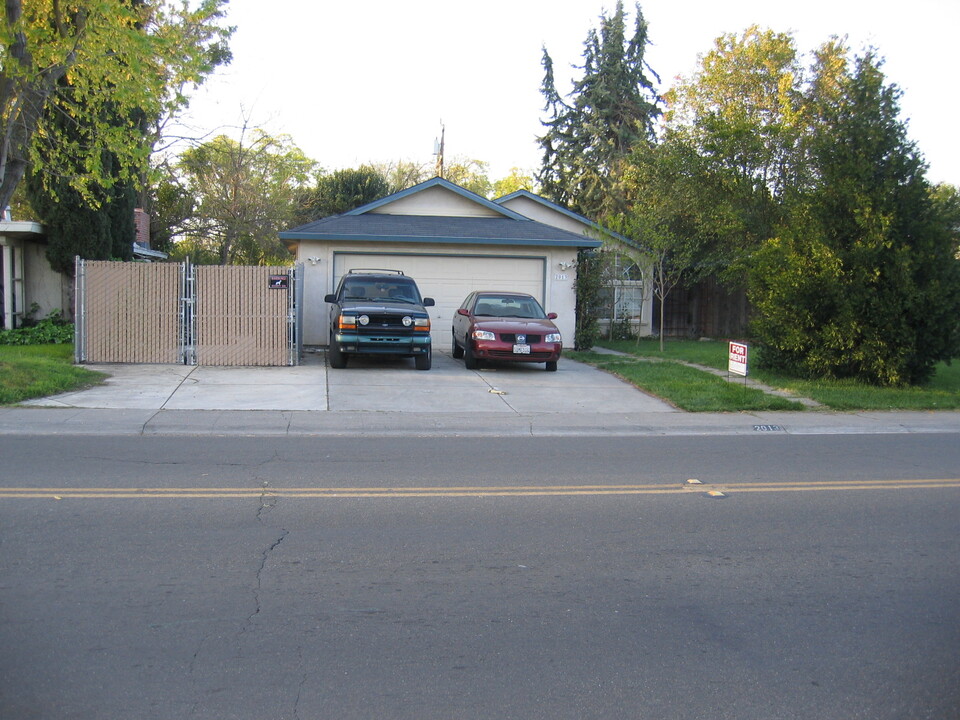 2013 W Swain Rd in Stockton, CA - Building Photo