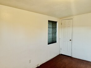 18548 Arminta St, Unit Studio in Reseda, CA - Building Photo - Building Photo