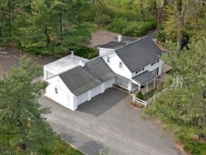 423 Country Club Rd in Bridgewater, NJ - Foto de edificio - Building Photo