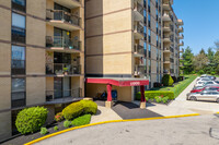 Plymouth Hill Condominiums in Plymouth Meeting, PA - Foto de edificio - Building Photo