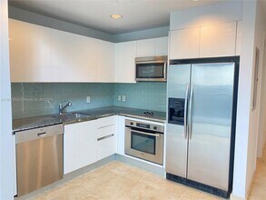 1060 Brickell Ave, Unit # 1009 in Miami, FL - Building Photo - Building Photo