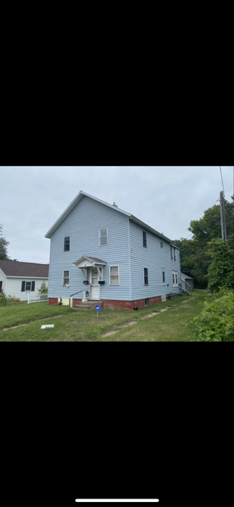 343 N Water St, Unit 2 Upper in Black River Falls, WI - Building Photo