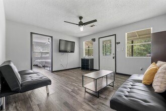 541 Trails End Dr in Cleveland, TX - Foto de edificio - Building Photo