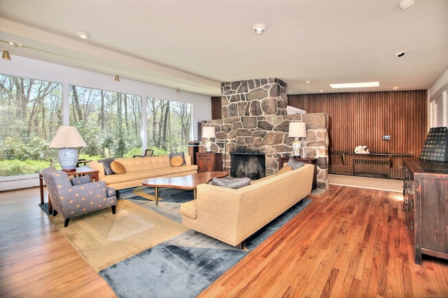 208 Bayberry Ln in Westport, CT - Building Photo - Building Photo
