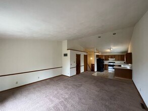 2111-2117 Green Valley Dr in Janesville, WI - Building Photo - Building Photo