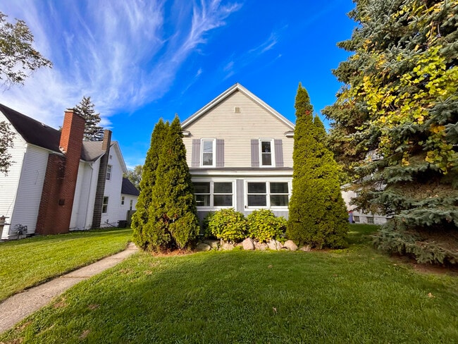 property at 727 Emerald Ave NE