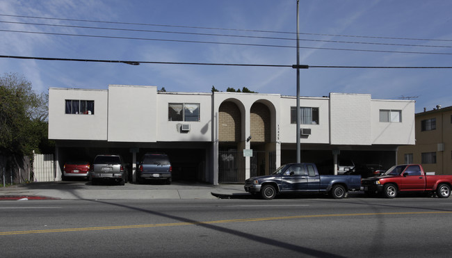 Vanowen Apartments Iii in Van Nuys, CA - Building Photo - Building Photo