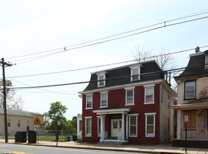 352 E Broad St in Burlington, NJ - Building Photo - Building Photo