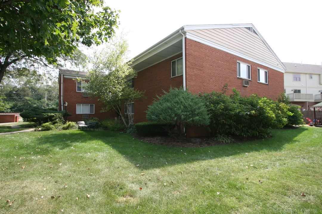 470 Saint Moritz Dr in Glen Ellyn, IL - Building Photo