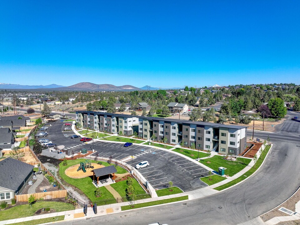 Linden Lofts in Redmond, OR - Foto de edificio