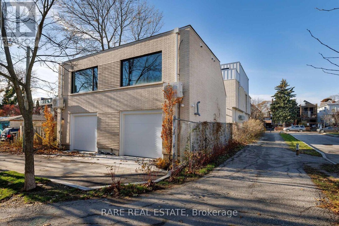 451 Montrose Ave in Toronto, ON - Building Photo