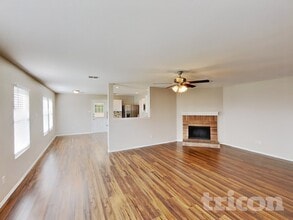 736 Elizabeth Dr in Burleson, TX - Foto de edificio - Building Photo