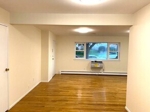 3901 Dobrin Ct in Fair Lawn, NJ - Building Photo - Building Photo