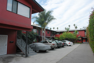 1941-1945 Hillhurst Ave in Los Angeles, CA - Foto de edificio - Building Photo