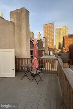 2034 Chestnut St in Philadelphia, PA - Foto de edificio - Building Photo