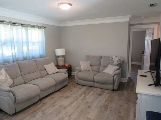 16 Hillside Dr in New Smyrna Beach, FL - Building Photo - Building Photo