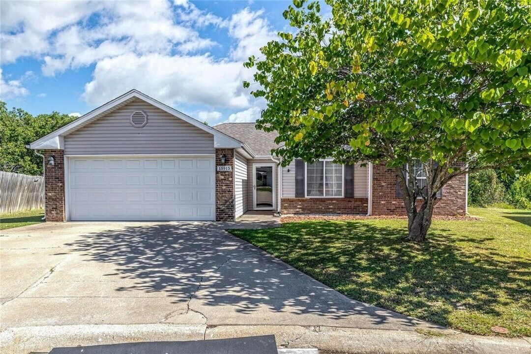 15915 Tracker Ln in St. Robert, MO - Building Photo