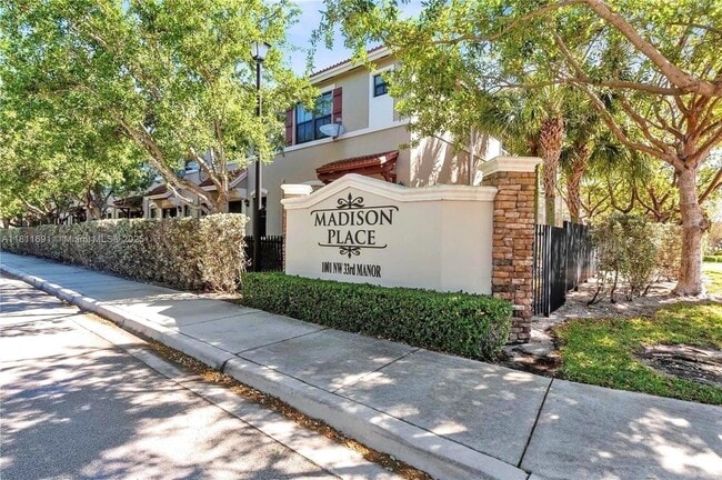 1071 NW 33rd Manor in Pompano Beach, FL - Foto de edificio - Building Photo