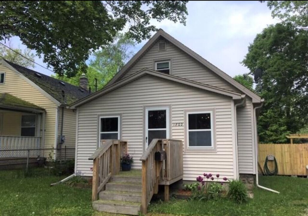 1802 Ada St in Lansing, MI - Foto de edificio