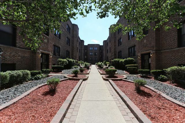 3725.5 N Pine Grove Ave in Chicago, IL - Building Photo