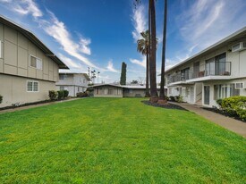 Park Hills Place in Sacramento, CA - Building Photo