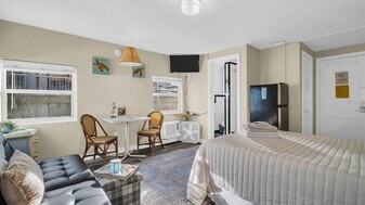 483 E Shore Dr in Clearwater, FL - Building Photo