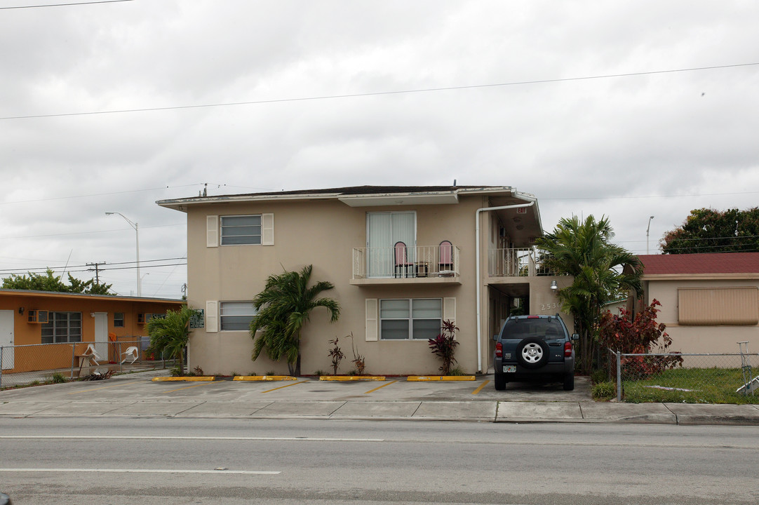 2530 W 8th Ave in Hialeah, FL - Building Photo