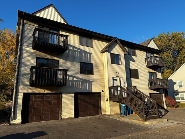 5070 Division Ave, Unit 1 in White Bear Lake, MN - Foto de edificio - Building Photo