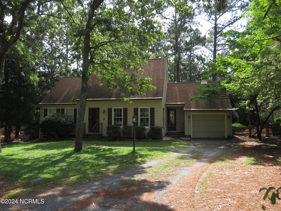 16 Cameron Ln in Pinehurst, NC - Foto de edificio