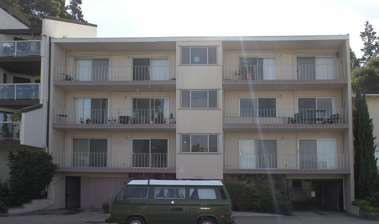 Lakeshore Apartments in Oakland, CA - Building Photo