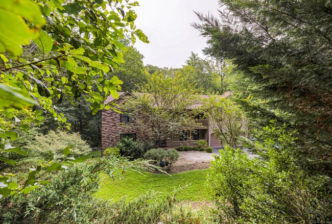 27 Blackberry Dr E in Stamford, CT - Building Photo - Building Photo
