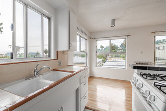 2167 Beachwood Ter in Los Angeles, CA - Building Photo - Interior Photo