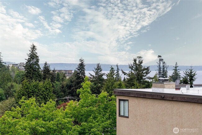 1110 5th Ave S, Unit 304 in Edmonds, WA - Building Photo - Building Photo