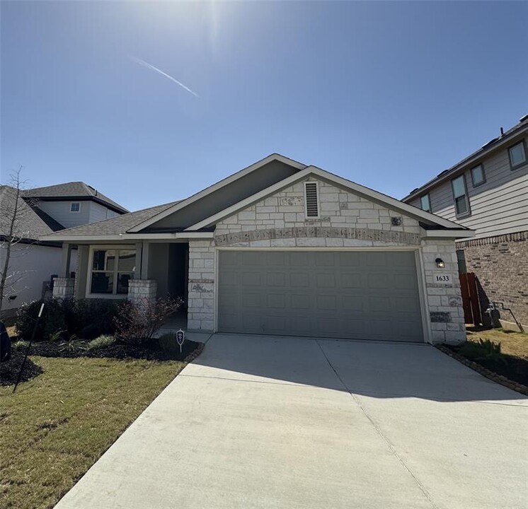 1633 Couser Ave in New Braunfels, TX - Building Photo