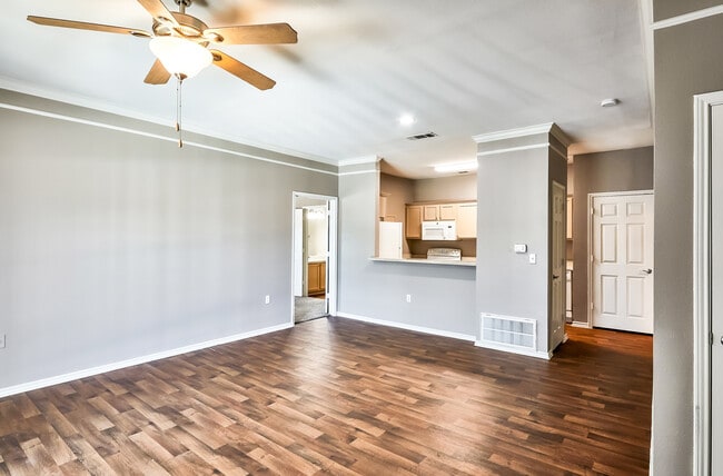 Creekwood Place in Lancaster, TX - Foto de edificio - Building Photo