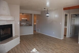 643 Reeves Pl SW in Los Lunas, NM - Building Photo