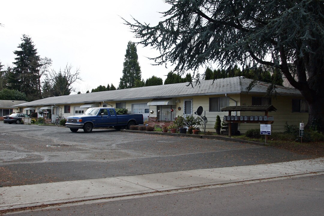 1412 SE Oak St in Hillsboro, OR - Foto de edificio