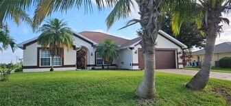 1923 SW 26th St in Cape Coral, FL - Building Photo