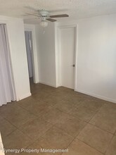 1401 Yosemite Dr in Bakersfield, CA - Foto de edificio - Building Photo