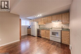 8 Melran Dr in Cambridge, ON - Building Photo - Building Photo