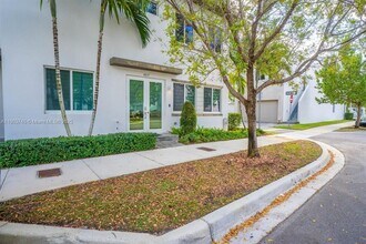 6611 NW 102nd Path in Doral, FL - Building Photo - Building Photo