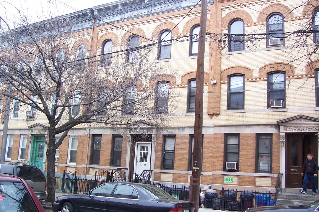 18-25 Woodbine St in Flushing, NY - Building Photo