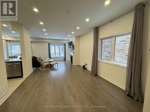 3945 Leonardo St in Burlington, ON - Building Photo - Building Photo