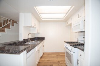 6041 Fulton Ave, Unit 204 in Los Angeles, CA - Building Photo - Building Photo